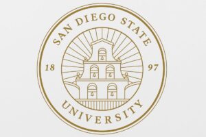 Estudiantes caminan por el campus de San Diego State University durante el inicio del semestre de otoño