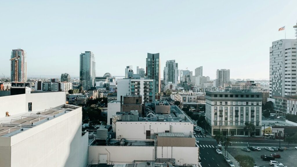 Complejo habitacional en San Diego destinado a vivienda asequible con servicios de apoyo para veteranos y personas sin hogar.