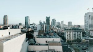 Complejo habitacional en San Diego destinado a vivienda asequible con servicios de apoyo para veteranos y personas sin hogar.