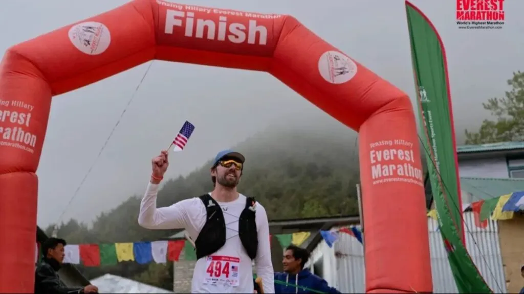 Corredor de San Diego entrenando en la playa para competir en carrera extrema sobre hielo antártico