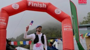 Corredor de San Diego entrenando en la playa para competir en carrera extrema sobre hielo antártico
