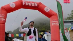 Corredor de San Diego entrenando en la playa para competir en carrera extrema sobre hielo antártico