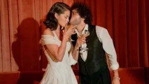 Selena Gomez y Benny Blanco caminando juntos durante su luna de miel en California con un estilo relajado y auténtico