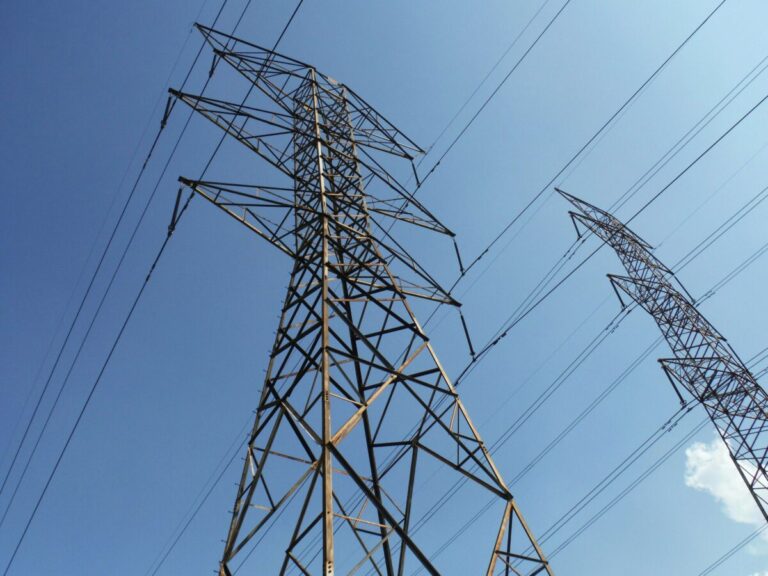 Una familia latina en San Diego analiza su factura de electricidad con una sonrisa, servicio público municipal, ahorro energético