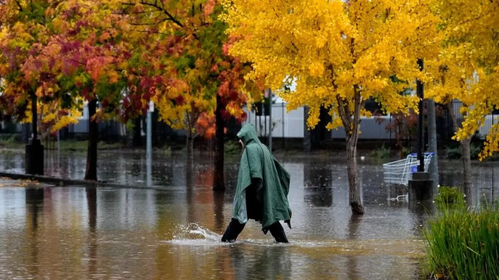 Vecinos de Sierra Madre colocan sacos de arena y barreras protectoras ante la alerta por inundaciones en California tras la llegada de una nueva tormenta.