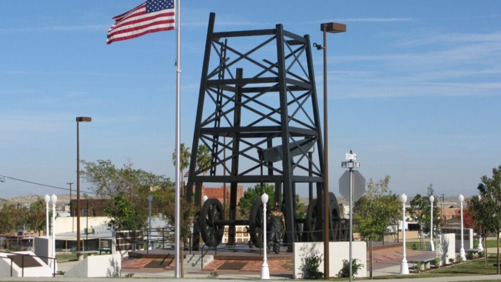 Vista panorámica de los campos petroleros de Taft, California, bajo el sol del Valle de San Joaquín.