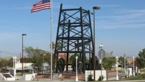 Vista panorámica de los campos petroleros de Taft, California, bajo el sol del Valle de San Joaquín.