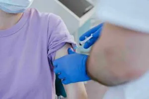 Módulo de vacunación en Tijuana con personal médico aplicando vacuna contra influenza y COVID-19