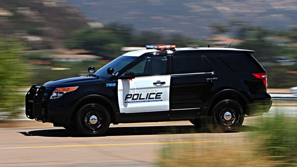 Patrullas de la policía de Escondido iluminan la escena del tiroteo mientras continúa la búsqueda del sospechoso.