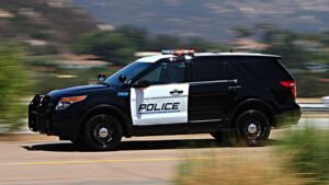 Patrullas de la policía de Escondido iluminan la escena del tiroteo mientras continúa la búsqueda del sospechoso.