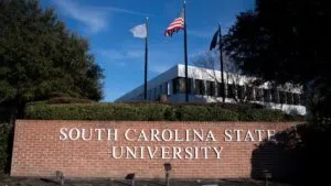 Patrullas y policías en el campus de la South Carolina State University durante confinamiento tras tiroteo en dormitorio estudiantil