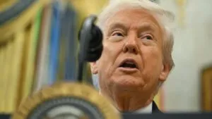 El presidente Donald Trump autoriza a la CIA a realizar operaciones en Venezuela para combatir el narcotráfico, elevando la tensión diplomática.