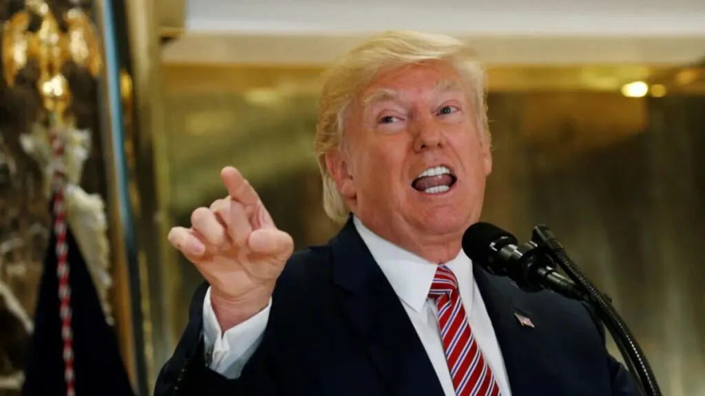 Camiones circulando por una autopista de California tras la decisión del Gobierno de Trump de retener fondos al estado.