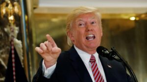 Camiones circulando por una autopista de California tras la decisión del Gobierno de Trump de retener fondos al estado.