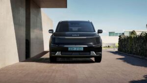 Autos eléctricos circulando por avenidas de San Diego durante 2025, con estaciones de carga visibles