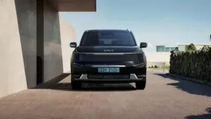 Autos eléctricos circulando por avenidas de San Diego durante 2025, con estaciones de carga visibles