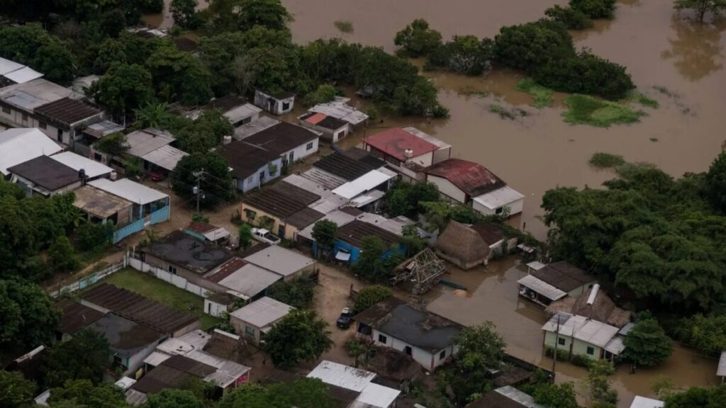 Equipos de rescate trabajan entre calles inundadas tras la tragedia en Veracruz por fallas en el sistema de alerta