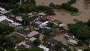 Equipos de rescate trabajan entre calles inundadas tras la tragedia en Veracruz por fallas en el sistema de alerta