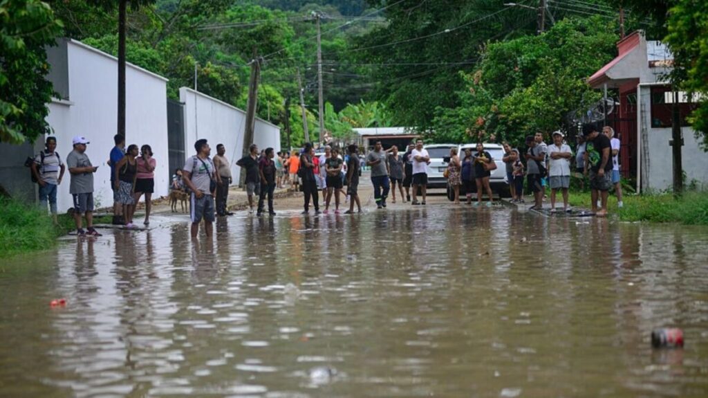 Inundaciones en Veracruz revelan la falta de seguros y el desvío de recursos hacia Cuba por parte del gobierno mexicano.