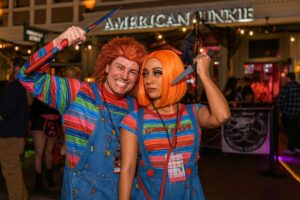 Personas disfrazadas celebran el Zombie Crawl en bares del centro de San Diego