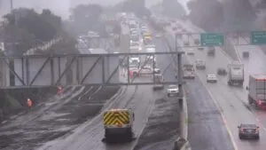 Residentes de San Diego preparan protección por posible inundaciones durante tormentas