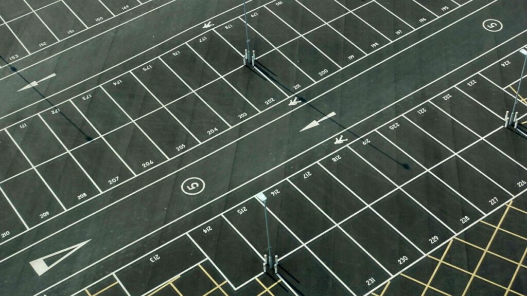 Vista conceptual del estacionamiento subterráneo en Balboa Park, con peatones caminando por una plaza libre de autos en San Diego