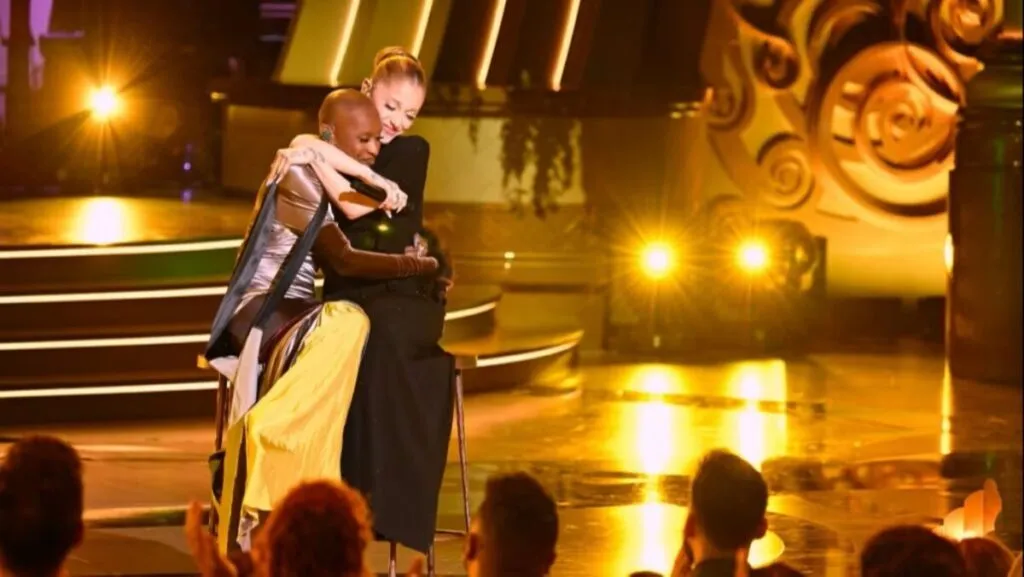 Ariana Grande y Cynthia Erivo cantan “For Good” durante el especial Wicked: One Wonderful Night en un escenario iluminado.