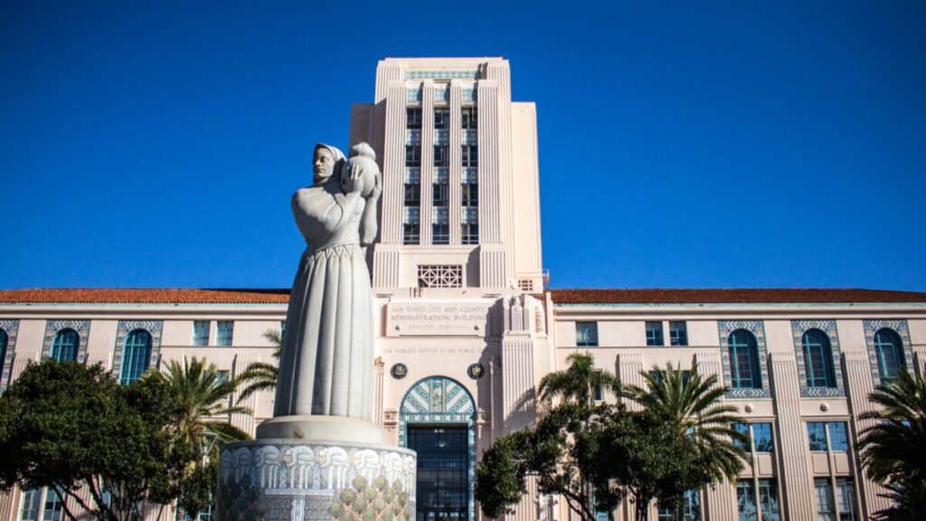 Debate público sobre aumento de impuestos y financiamiento local en San Diego
