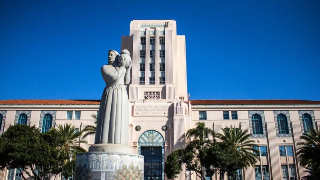 Debate público sobre aumento de impuestos y financiamiento local en San Diego