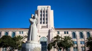 Debate público sobre aumento de impuestos y financiamiento local en San Diego