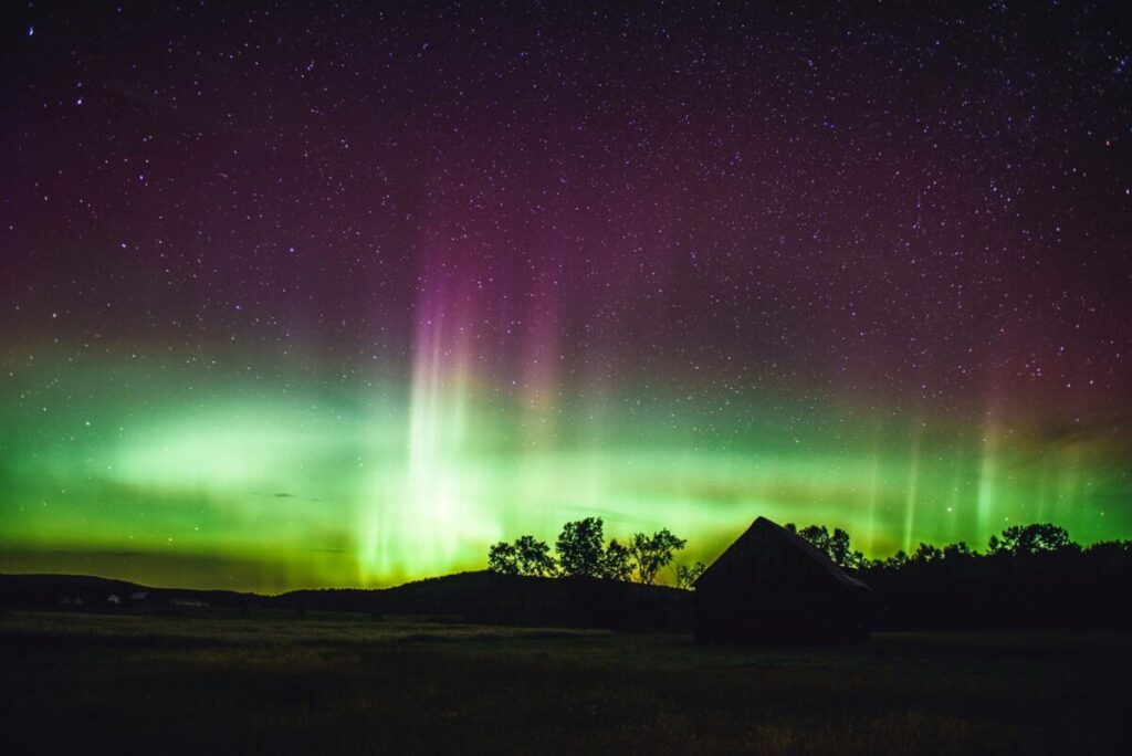 Luces de auroras boreales visibles en el cielo nocturno de Baja California tras tormenta solar