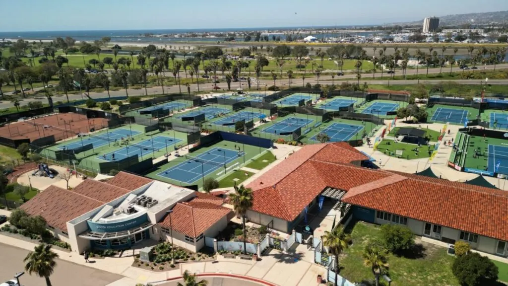 Jugadores de pickleball en acción en Barnes Tennis Center, San Diego.