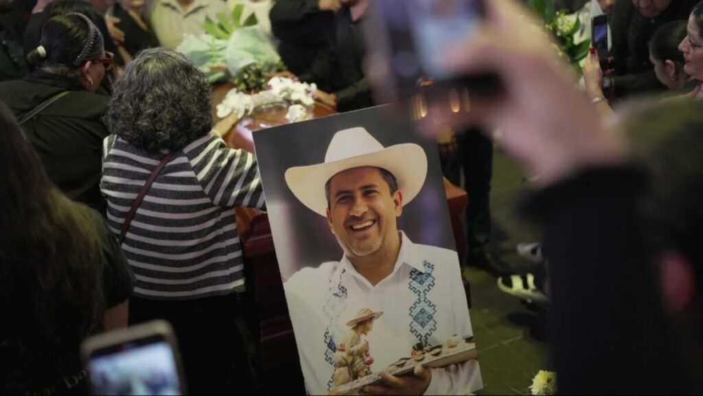 Ciudadanos exigen justicia tras el asesinato del alcalde Carlos Manzo, símbolo del hartazgo ante la impunidad en México.