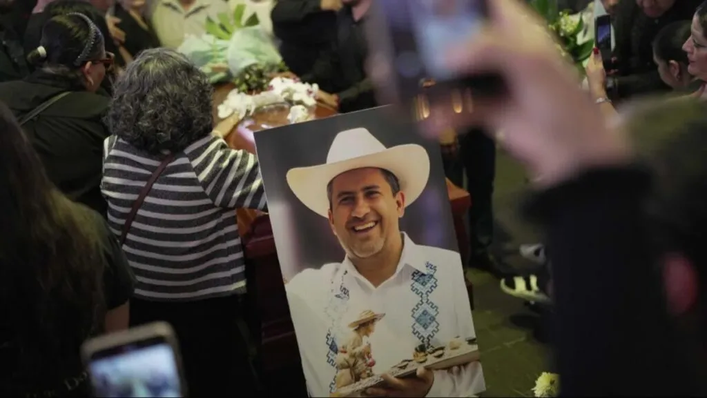 Ciudadanos exigen justicia tras el asesinato del alcalde Carlos Manzo, símbolo del hartazgo ante la impunidad en México.