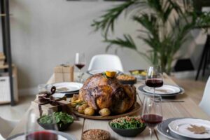Familia celebrando Thanksgiving en San Diego con comida latina y ambiente playero