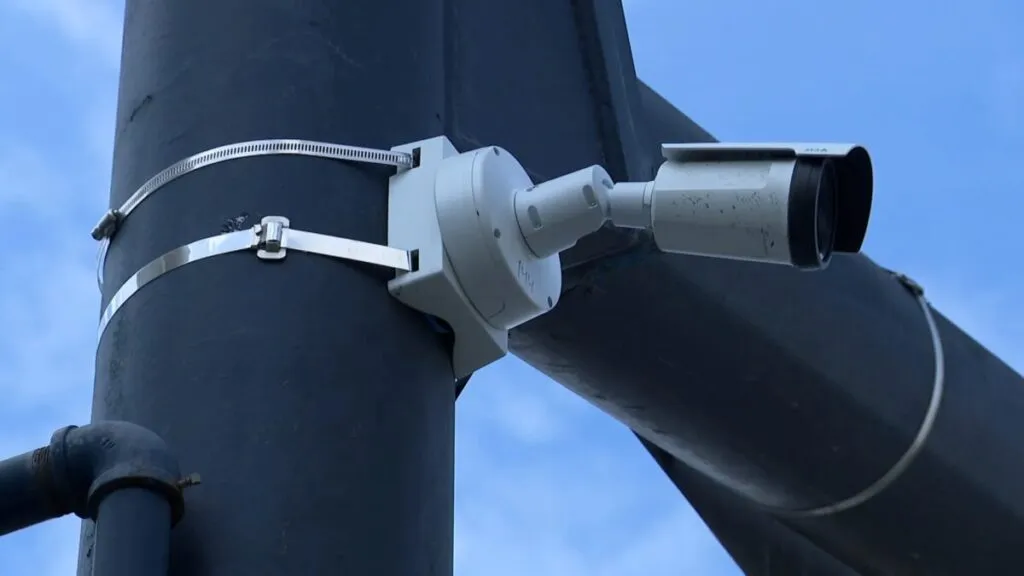 Cámaras y sensores urbanos instalados en postes de luz como parte de la tecnología de vigilancia en San Diego.