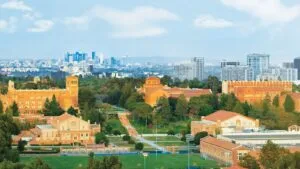 Debate legal sobre matrícula estatal y políticas educativas en California