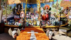 Altares llenos de flores y velas en San Diego durante la celebración del Día de los Muertos.