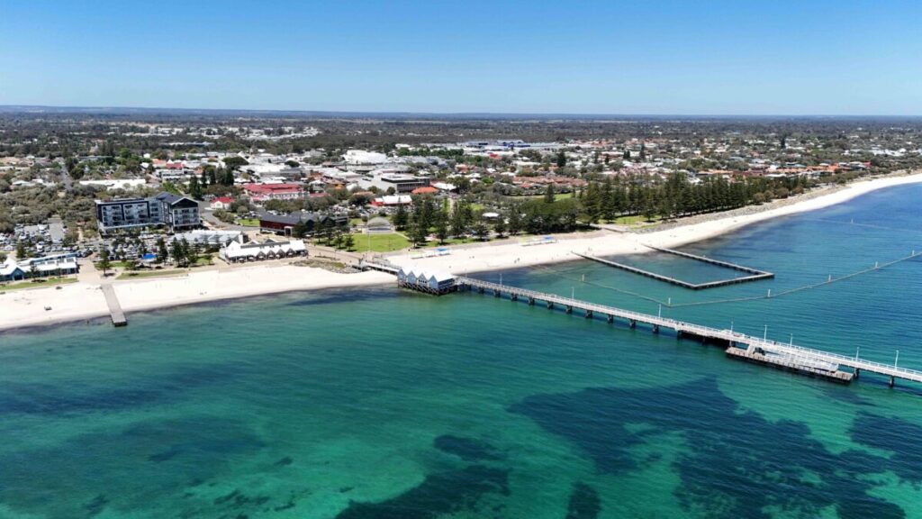 Día soleado en San Diego con cielo despejado y temperatura ideal de 21 °C