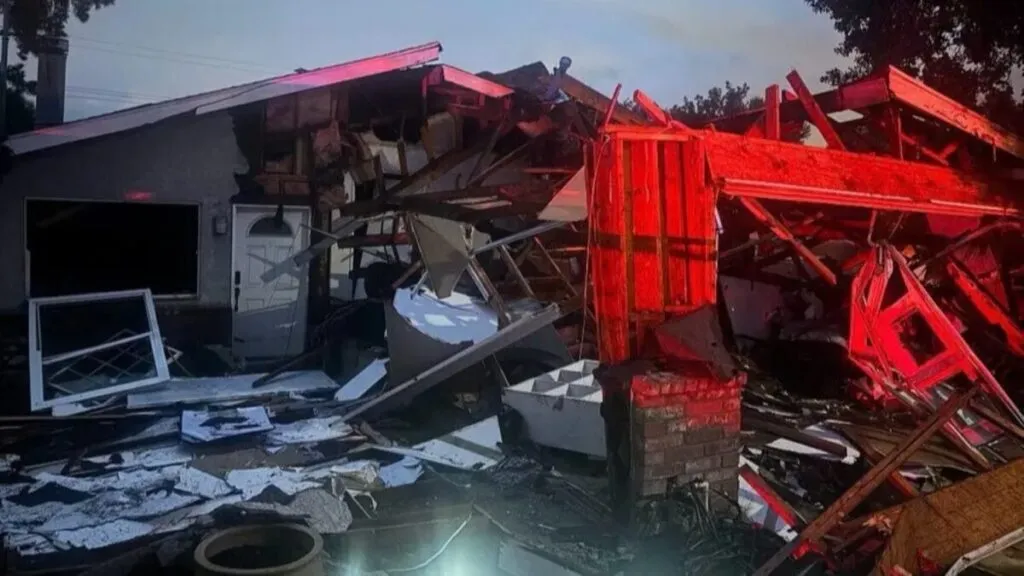Casa dañada tras explosión en Chino Hills con equipos de emergencia en escena