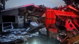 Casa dañada tras explosión en Chino Hills con equipos de emergencia en escena