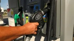 Estación de gasolina en San Diego con precios cercanos a cinco dólares por galón.