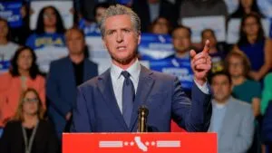 Gavin Newsom en un escenario público en Estados Unidos mientras evalúa una candidatura presidencial frente a la competencia interna demócrata