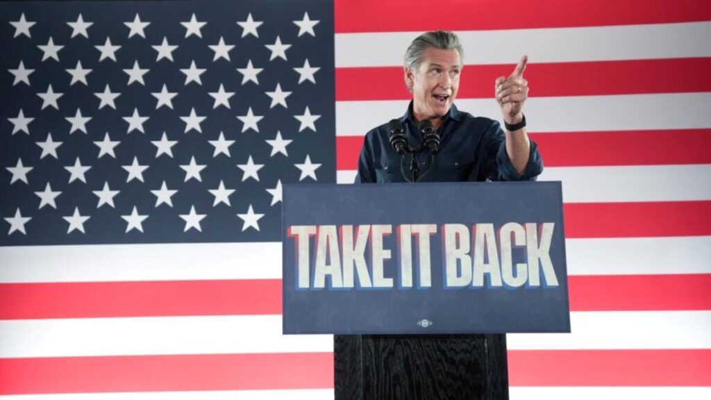 Gavin Newsom critica a Trump en un mitin político en Houston por redistritación.