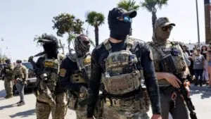 Ilustración editorial sobre Gobierno de Trump y debate legal por agentes enmascarados