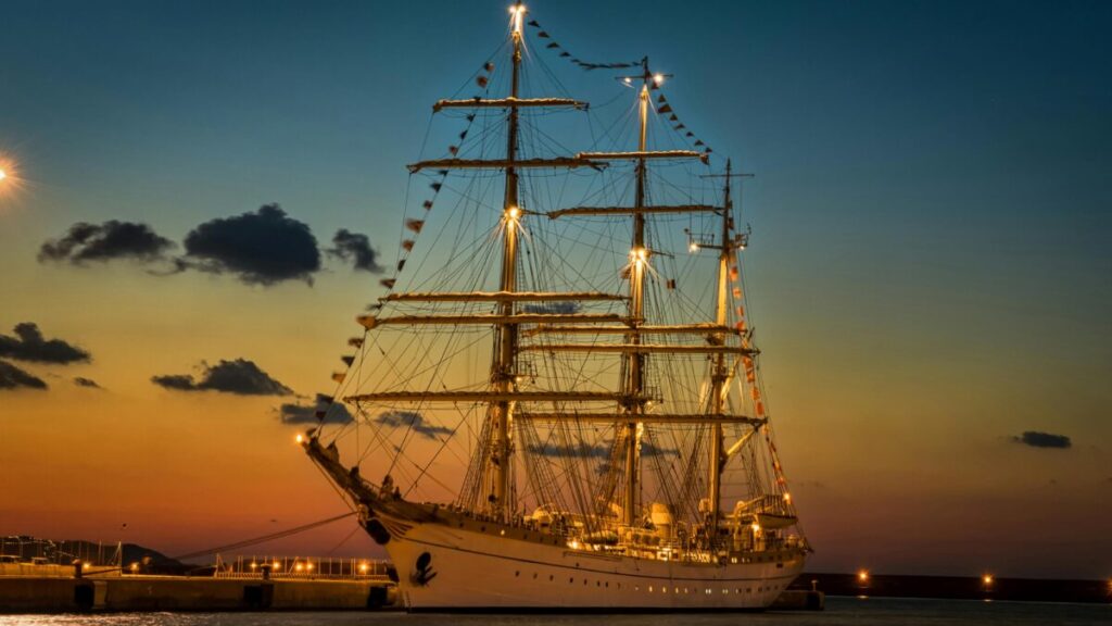 Gran velero noruego Statsraad Lehmkuhl atracado en el puerto de San Diego, promoviendo educación y sostenibilidad marítima