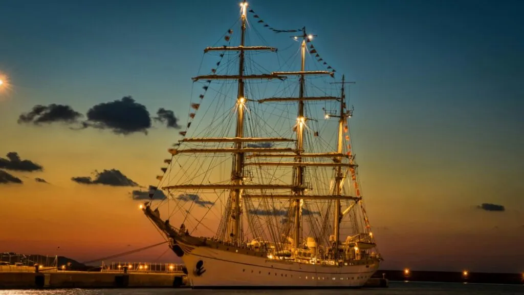 Gran velero noruego Statsraad Lehmkuhl atracado en el puerto de San Diego, promoviendo educación y sostenibilidad marítima