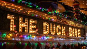 Bares navideños en San Diego con espacios festivos y coctelería temática