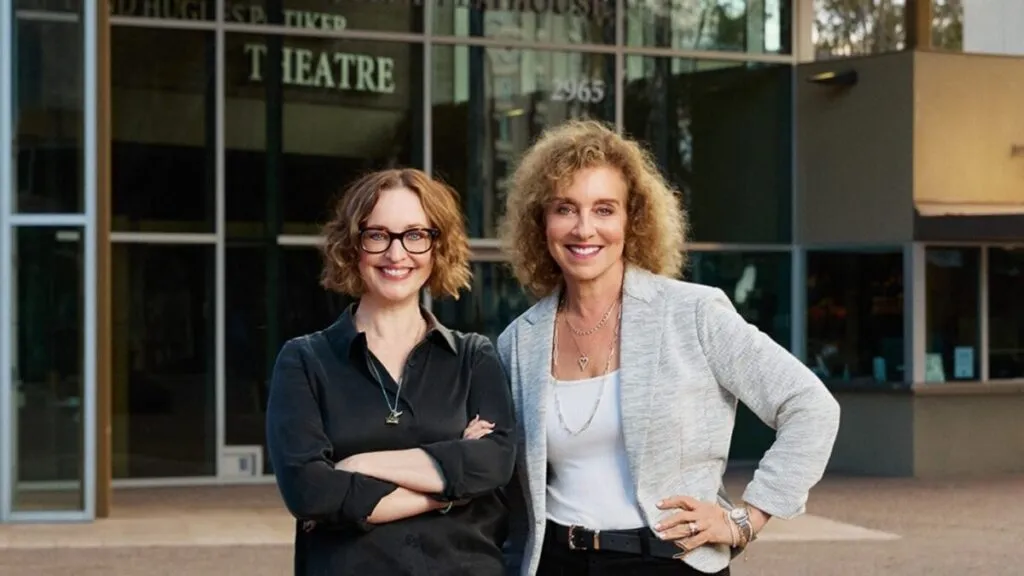 Fachada moderna de La Jolla Playhouse iluminada, reflejando una nueva etapa artística en San Diego