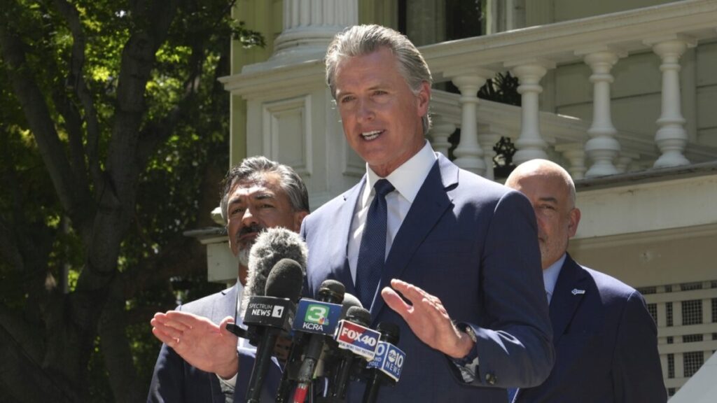 Activistas y educadores protestan en California contra la nueva ley estatal sobre antisemitismo y libertad de expresión.